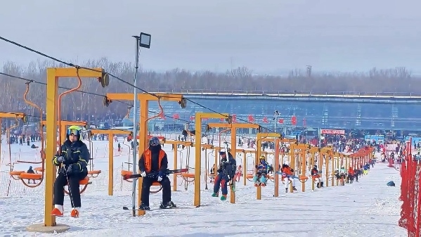 新春走基層｜滑雪場上過春節(jié)！冰城“冷資源”變成“熱經(jīng)濟”