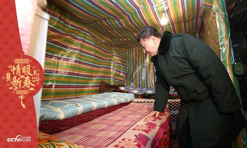 2018年2月11日，習(xí)近平總書(shū)記在四川三河村貧困戶吉好也求家中看望。