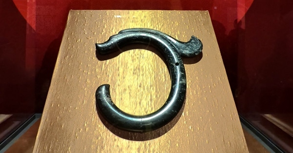 紅山文化C形玉龍。人民網(wǎng)記者 韋衍行攝