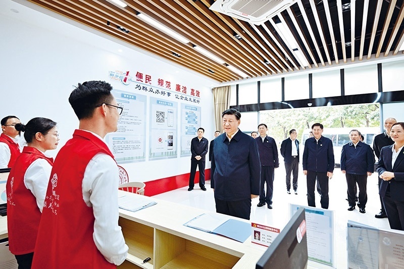 2023年12月14日至15日，中共中央總書(shū)記、國(guó)家主席、中央軍委主席習(xí)近平在廣西考察。這是14日上午，習(xí)近平在南寧市良慶區(qū)蟠龍社區(qū)黨群服務(wù)中心考察。 新華社記者 燕雁/攝