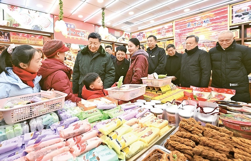 2024年2月1日至2日，中共中央總書(shū)記、國(guó)家主席、中央軍委主席習(xí)近平來(lái)到天津，看望慰問(wèn)基層干部群眾。這是1日下午，習(xí)近平在天津古文化街考察時(shí)，走進(jìn)店鋪同現(xiàn)場(chǎng)群眾互動(dòng)交流。 新華社記者 謝環(huán)馳/攝