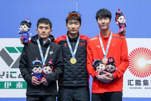 1月12日，“十四冬”速度滑冰（公開組）男子500米比賽，冠軍黑龍江隊選手高亭宇（中）、亞軍遼寧隊選手楊濤（左）、季軍河北隊選手李添龍在頒獎儀式上合影。新華社記者 王楷焱 攝