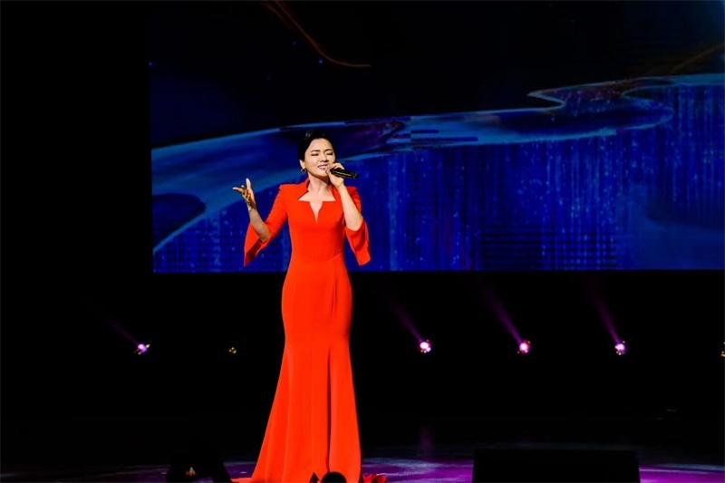 女高音歌唱家陳思思演唱《但愿人長(zhǎng)久》。趙 靖攝