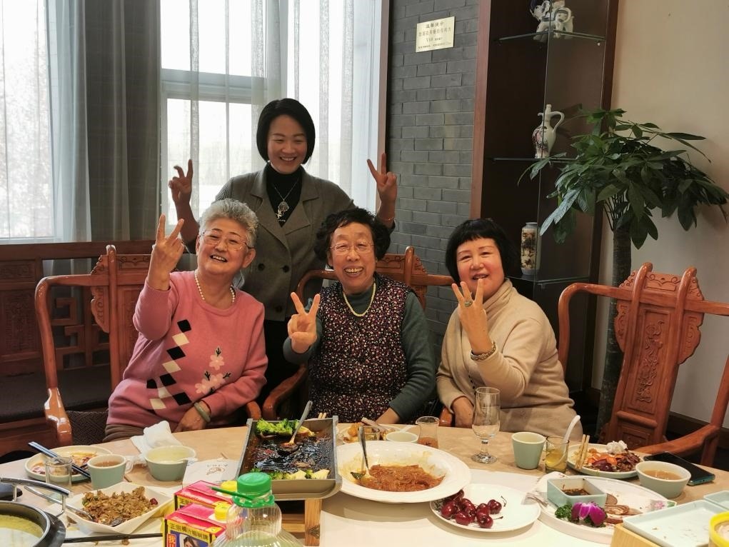 吳釗（前排左一）和鄰居一起在天津過年。（采訪對象供圖）