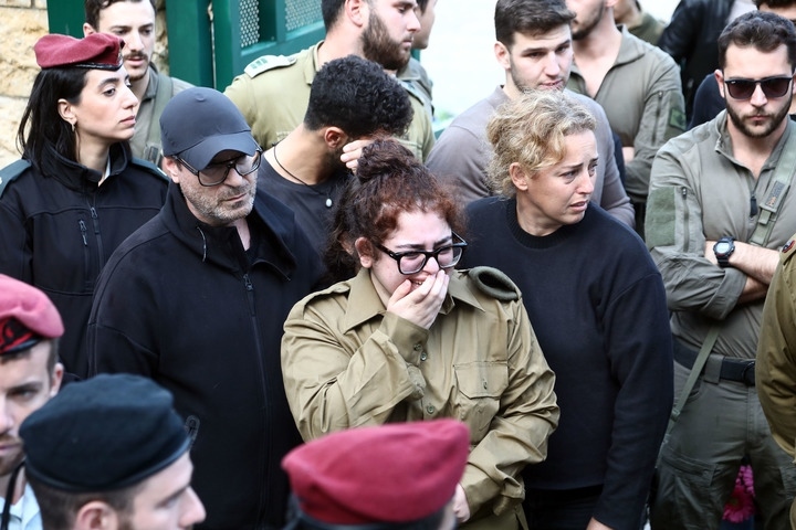 1月23日，在以色列特拉維夫的一處公墓，人們參加一名以色列士兵的葬禮。新華社發(fā)（吉德翁·馬科維奇攝/基尼圖片社）