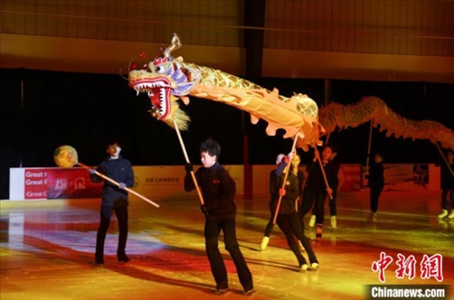 當(dāng)?shù)貢r間2月17日晚，作為農(nóng)歷甲辰龍年“歡樂春節(jié)”系列活動之一，別具特色的青少年冰上春晚在加拿大多倫多舉行。圖為青少年表演冰上舞龍。 中新社記者 余瑞冬 攝