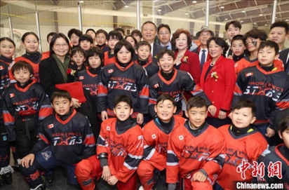 當(dāng)?shù)貢r間2月17日晚，青少年冰上春晚在加拿大多倫多舉行。圖為中國駐多倫多總領(lǐng)事羅偉東和主辦方代表、與會嘉賓與“未來之星”冰球隊華裔少年冰球手們合影。 中新社記者 余瑞冬 攝