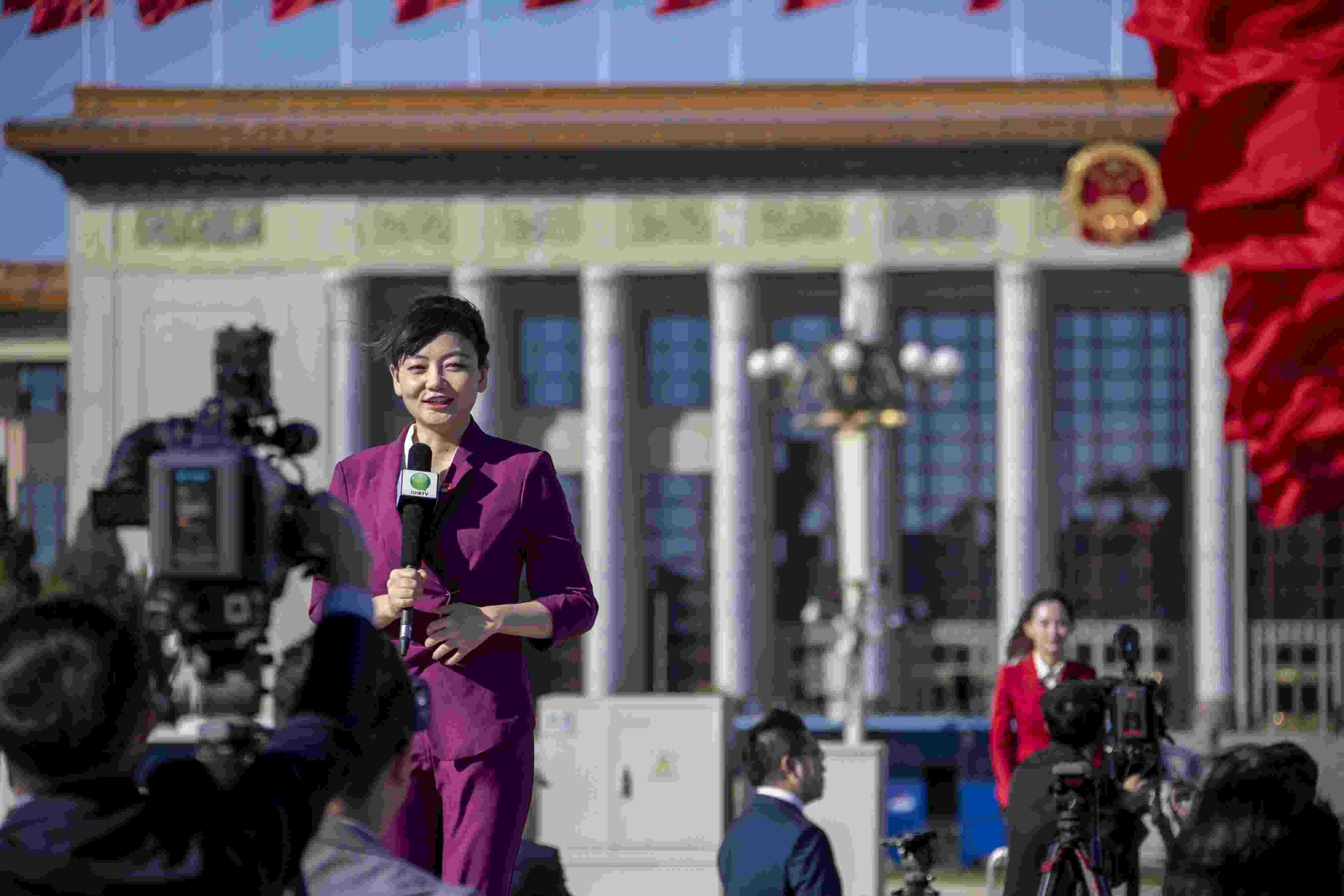 △ 2022年10月22日，北京人民大會堂，中國共產(chǎn)黨第二十次全國代表大會勝利閉幕，媒體記者戶外進行現(xiàn)場報道。