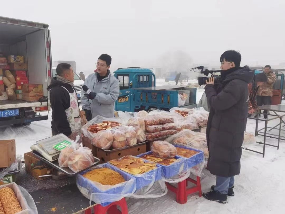 △ 2024年1月1日，在中央廣播電視總臺中央電視臺《新年新愿》報道中，遼寧營口鲅魚圈區(qū)大集賣餅干的小哥憨態(tài)可掬的表情、生機勃勃的臉龐、充滿煙火氣的新年愿望，讓他火爆出圈。