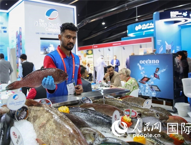 海灣食品展上，一位展商在展示海產(chǎn)品。人民網(wǎng) 塔里克·易卜拉欣攝