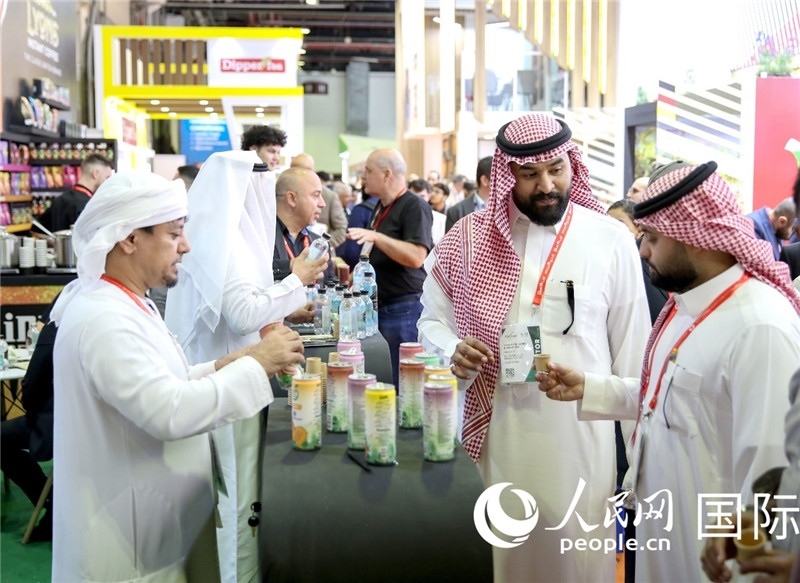 圖為專業(yè)觀眾在海灣食品展飲料展區(qū)參觀。人民網(wǎng) 塔里克·易卜拉欣攝
