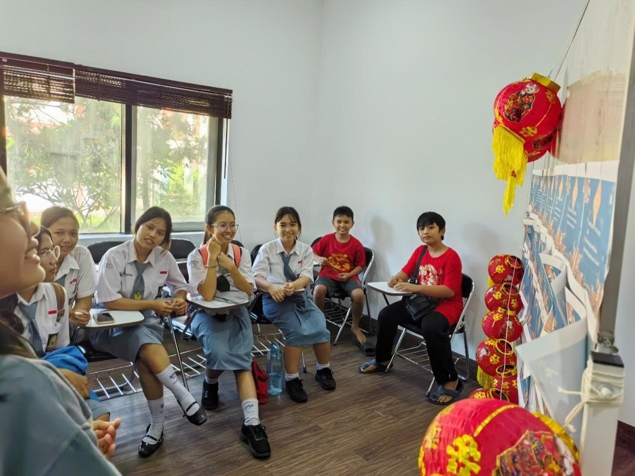 學(xué)生們踴躍參與猜燈謎活動(dòng)。巴陵康孔子學(xué)院供圖