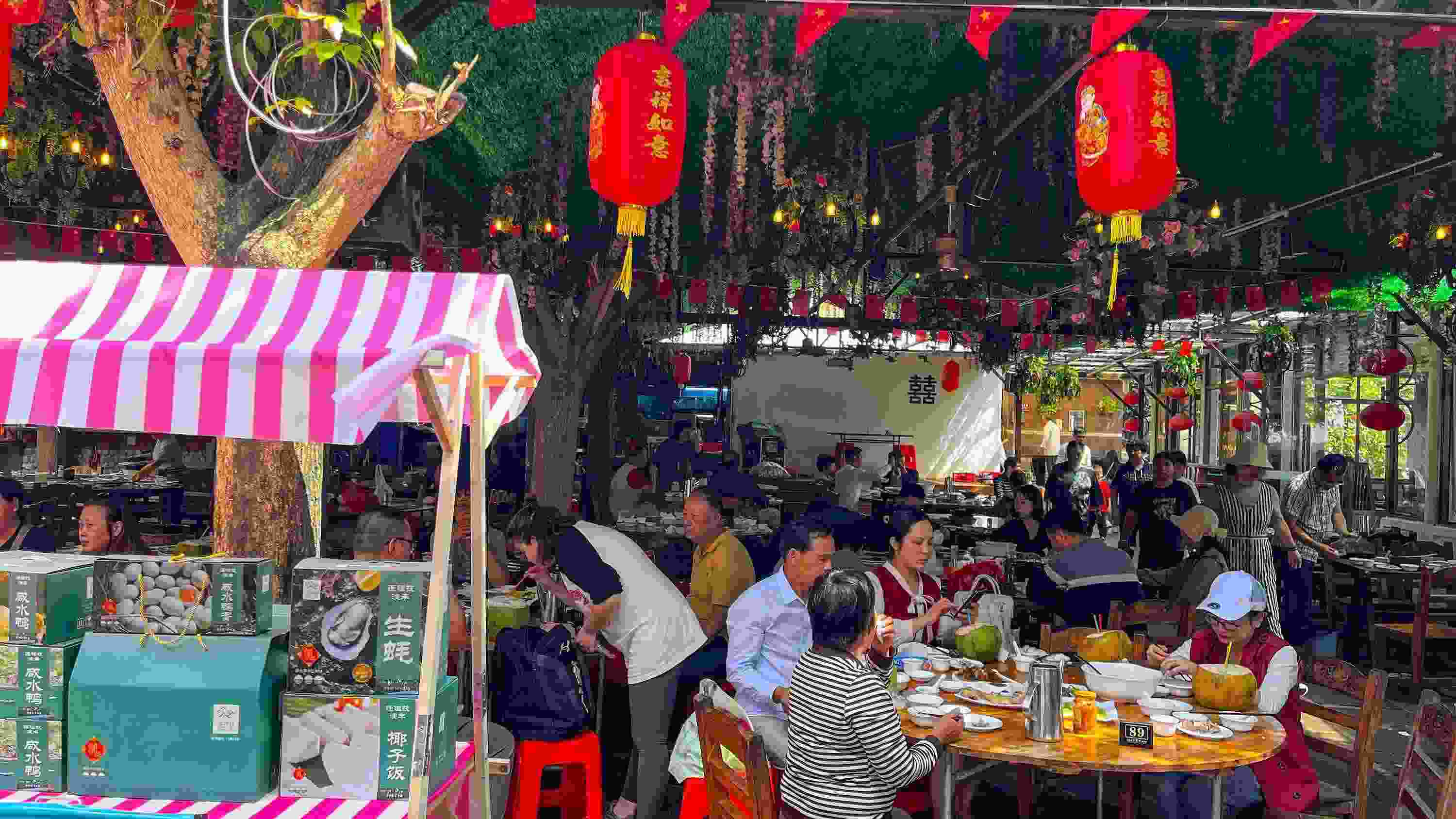 △ 2024年2月17日，春節(jié)假期最后一天，?？卩l(xiāng)村旅游持續(xù)火爆，眾多游客前往漁家樂品嘗特色海鮮和鄉(xiāng)村美食。