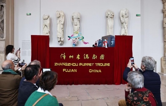 2月10日，在位于法國巴黎埃菲爾鐵塔附近的“建筑與遺產(chǎn)之城”博物館，觀眾欣賞漳州布袋木偶戲。新華社記者高靜攝
