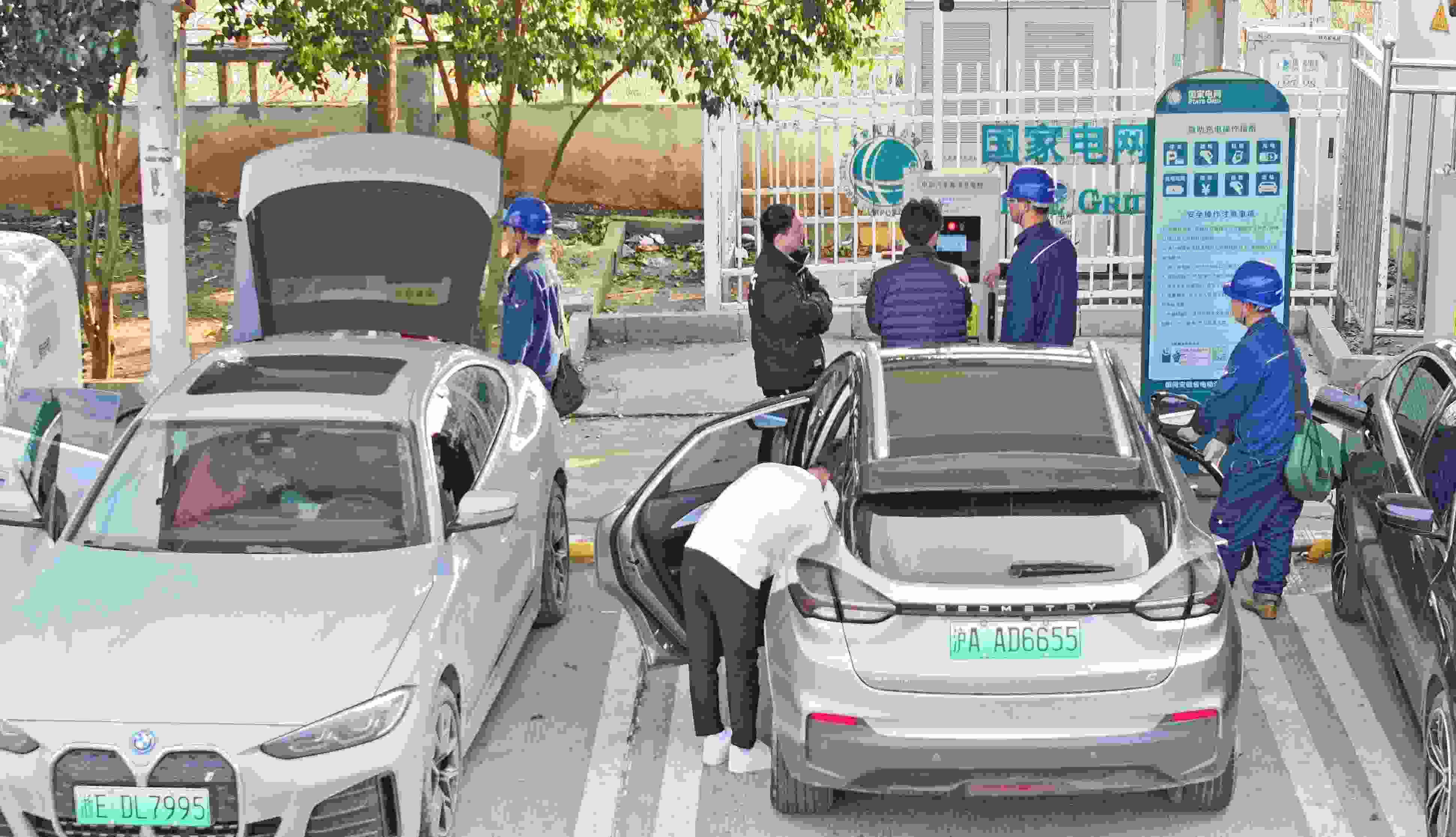 △ 2024年2月17日，安徽滁州來安縣大英鎮(zhèn)境內(nèi)的G36寧洛高速曹莊服務(wù)區(qū)，滁州市供電公司工作人員協(xié)助電動汽車車主高效解決充電中遇到的問題。