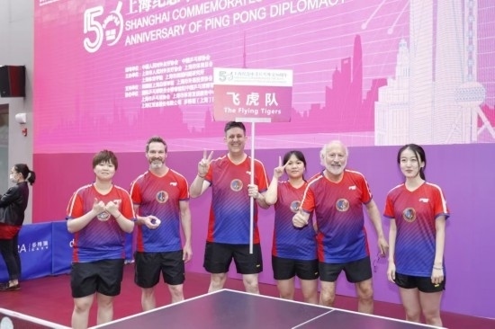2021年，歐君廷（左三）參加上海紀(jì)念中美乒乓外交50周年活動(dòng)