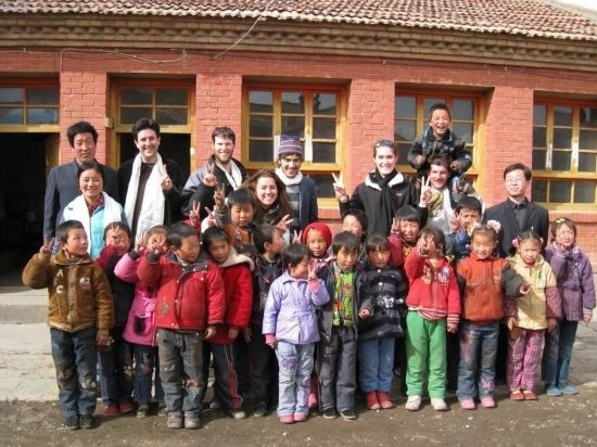 2008年，歐君廷帶領(lǐng)美國(guó)大學(xué)生到甘肅一所村辦小學(xué)訪問(wèn)教課