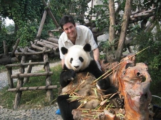 2006年，歐君廷在四川成都和熊貓合影