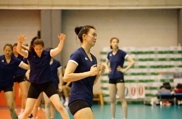 張常寧（右二）在訓(xùn)練中。人民網(wǎng)記者李乃妍攝