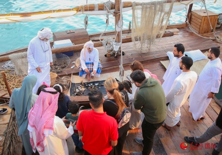 游客了解采珠工作。人民網(wǎng) 塔里克·易卜拉欣攝