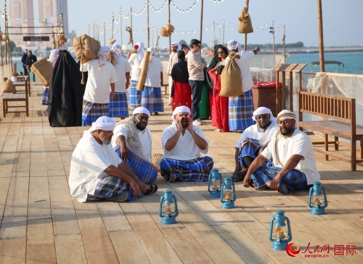 演藝人員展示售賣產品的場景。人民網(wǎng) 塔里克·易卜拉欣攝