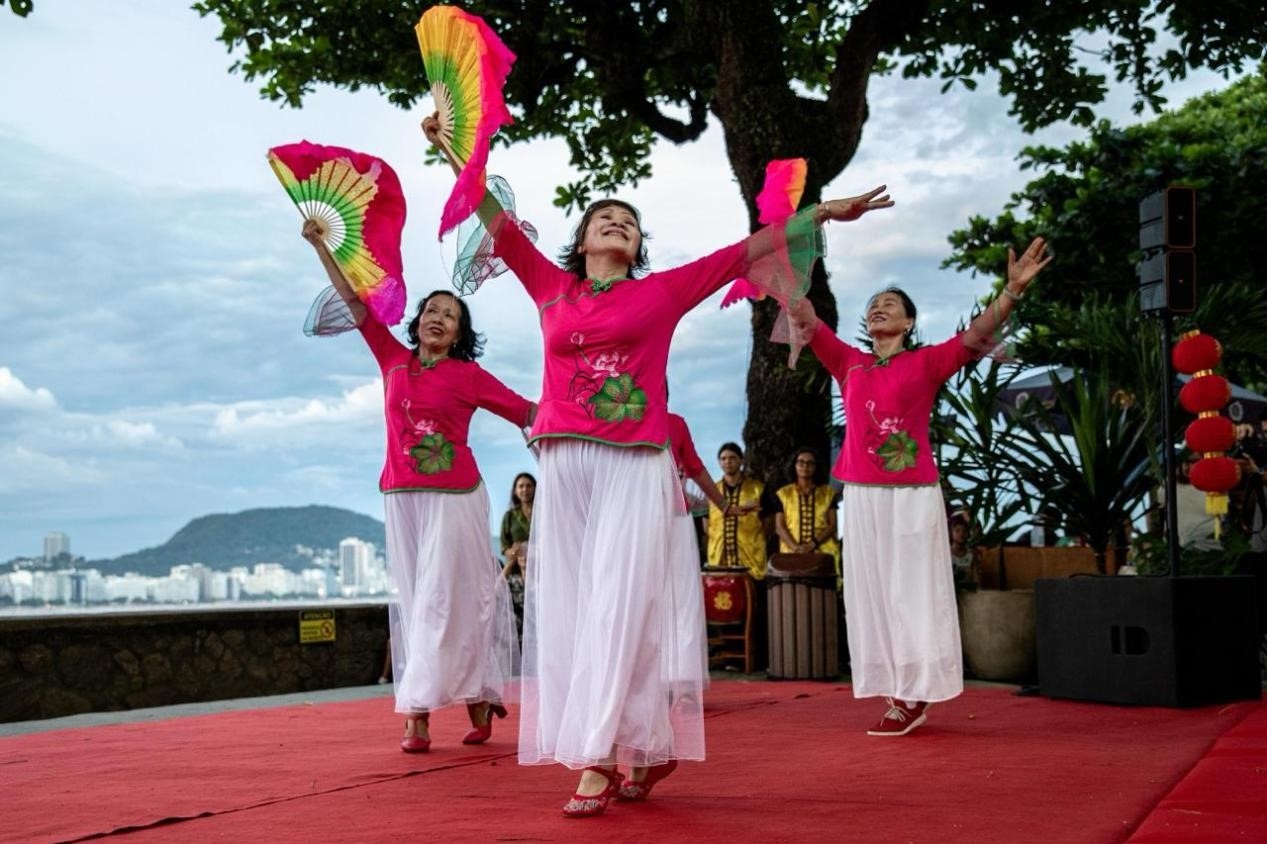 當(dāng)?shù)貢r(shí)間2月24日晚，2024年元宵節(jié)慶?；顒?dòng)在巴西里約熱內(nèi)盧市科帕卡巴納要塞舉辦。巴西山河文化促進(jìn)中心供圖