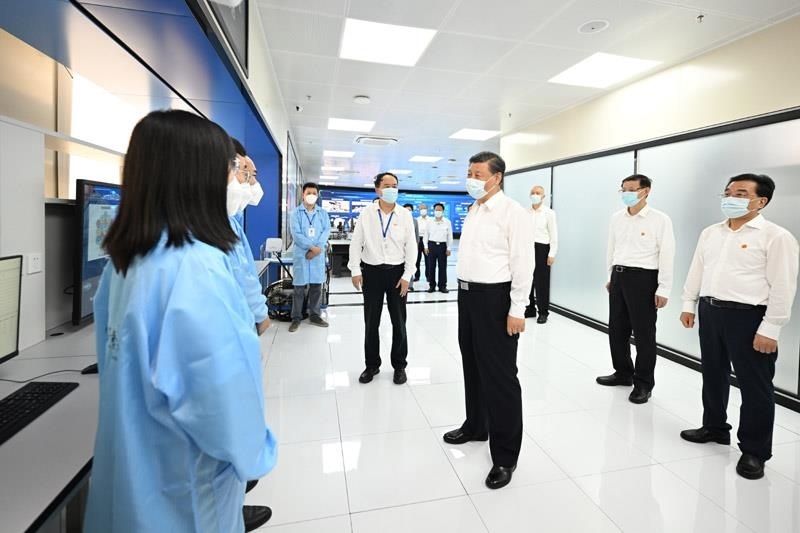 2023年7月6日，習(xí)近平總書記在江蘇南京市考察紫金山實驗室時，同科研人員親切交流。