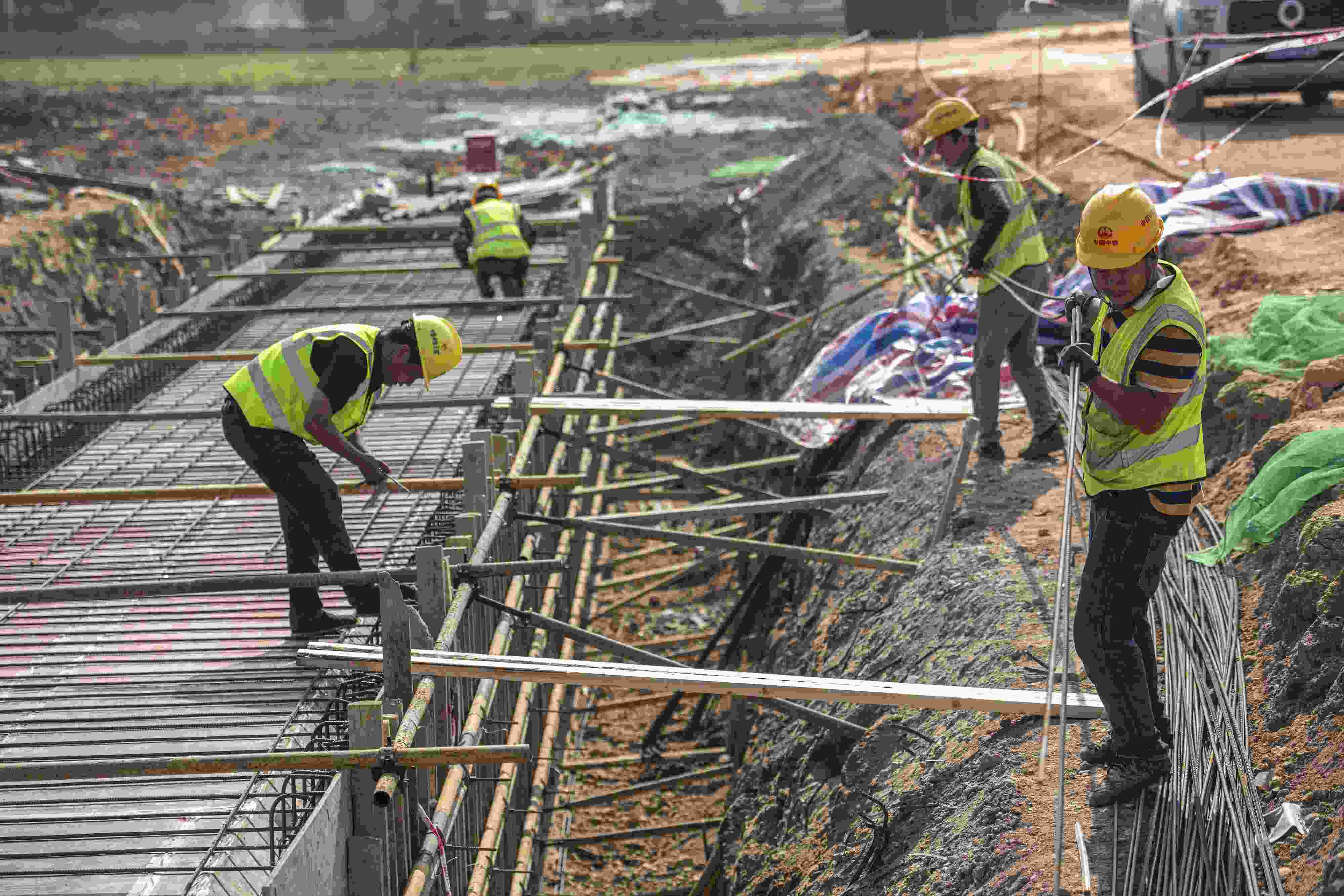 △ 2024年2月20日，海南省瓊海市，工程機械在博鰲樂城國際醫(yī)療旅游先行區(qū)康健路上加緊施工。