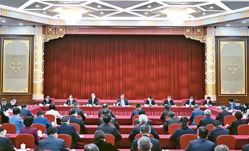 2023年3月6日，中共中央總書(shū)記、國(guó)家主席、中央軍委主席習(xí)近平看望參加全國(guó)政協(xié)十四屆一次會(huì)議的民建、工商聯(lián)界委員，并參加聯(lián)組會(huì)，聽(tīng)取意見(jiàn)和建議。中共中央政治局常委、全國(guó)政協(xié)十四屆一次會(huì)議主席團(tuán)會(huì)議主持人王滬寧，中共中央政治局常委蔡奇、丁薛祥參加看望和討論。 新華社記者 謝環(huán)馳/攝