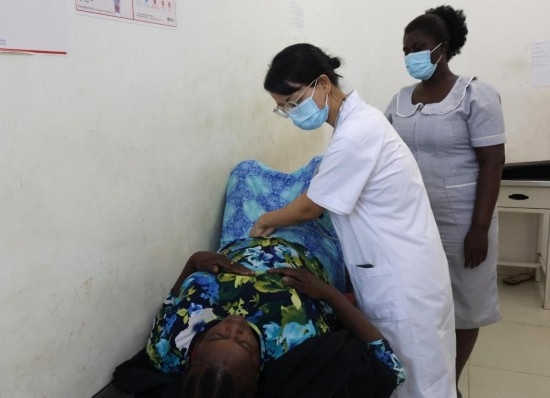 2023年2月27日，在塞拉利昂首都弗里敦，一名中國(guó)醫(yī)療隊(duì)的醫(yī)生正在為患者檢查身體。