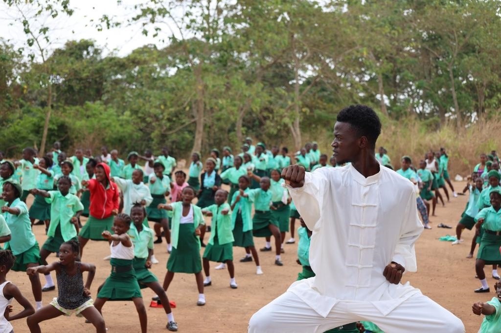2月20日，在塞拉利昂首都弗里敦，當(dāng)?shù)貙W(xué)生在上武術(shù)課。