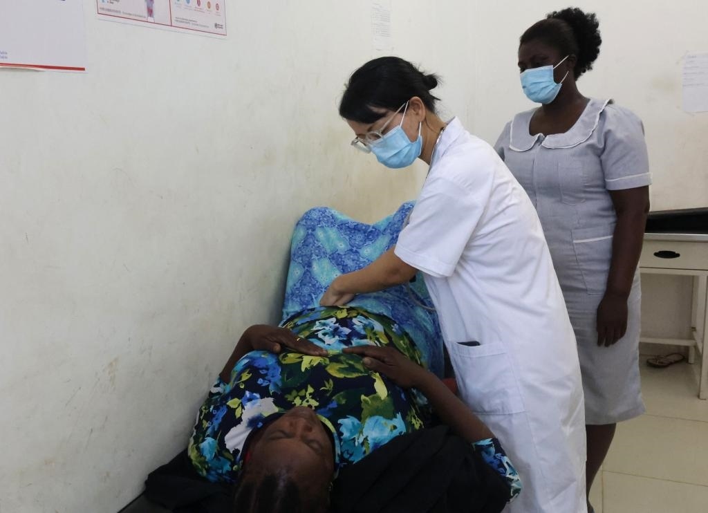 2023年2月27日，在塞拉利昂首都弗里敦，一名中國醫(yī)療隊的醫(yī)生正在為患者檢查身體。