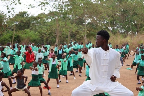 2月20日，在塞拉利昂首都弗里敦，當(dāng)?shù)貙W(xué)生在上武術(shù)課。