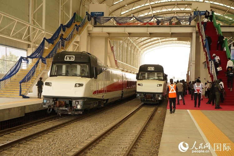 紅線車輛整裝待發(fā)。人民網(wǎng)記者 姜宣攝