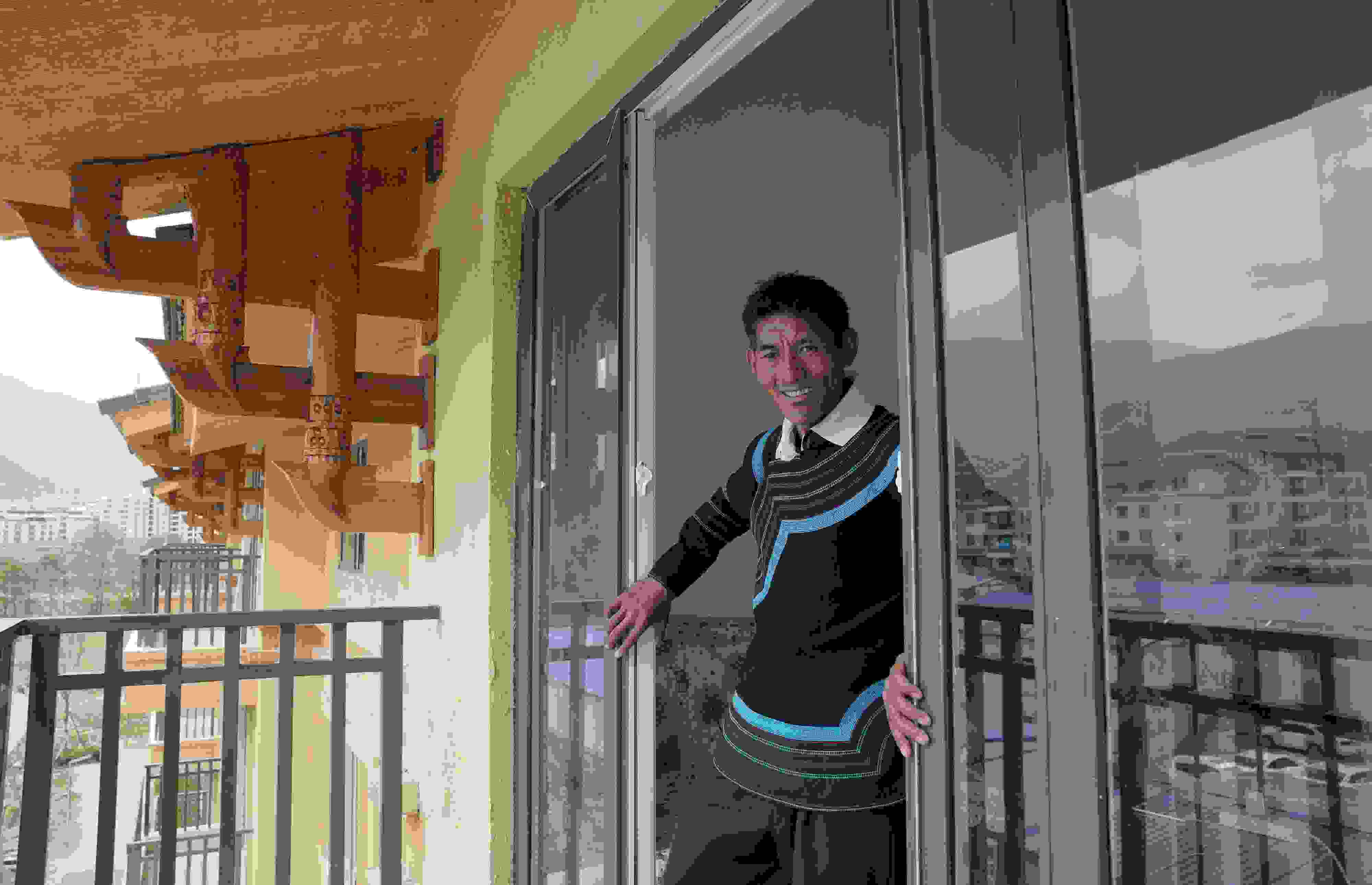 2020年5月14日，四川涼山彝族自治州昭覺(jué)縣，“懸崖村”村民某色伍哈入住新房。