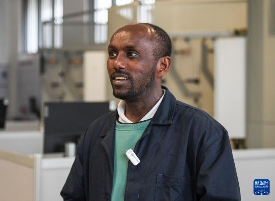 2月15日，在亞的斯亞貝巴的埃塞俄比亞聯(lián)邦職業(yè)技術(shù)培訓(xùn)學(xué)院，魯班工坊當(dāng)?shù)亟處熂s納斯·阿凱萊（中文名艾友涵）接受新華社采訪。