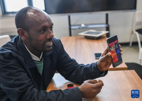 2月15日，在亞的斯亞貝巴的埃塞俄比亞聯(lián)邦職業(yè)技術(shù)培訓(xùn)學(xué)院，魯班工坊當(dāng)?shù)亟處熂s納斯·阿凱萊（中文名艾友涵）展示在中國(guó)學(xué)習(xí)時(shí)的照片。