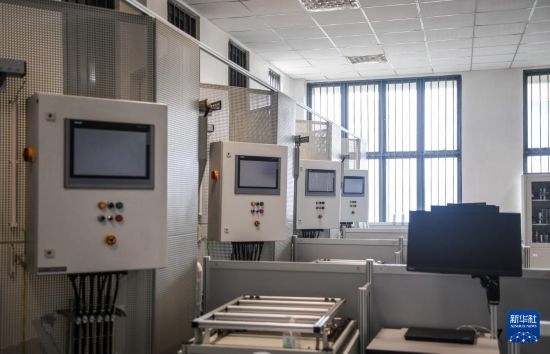 這是2月15日在亞的斯亞貝巴的埃塞俄比亞聯(lián)邦職業(yè)技術(shù)培訓(xùn)學(xué)院魯班工坊內(nèi)拍攝的機(jī)電一體化設(shè)備。