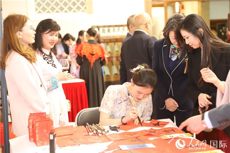 現(xiàn)場書法體驗。人民網(wǎng)記者 霍文攝