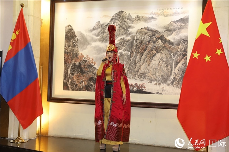 呼麥演唱。人民網(wǎng)記者 霍文攝