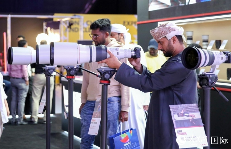 參觀者在體驗攝影設備。人民網塔里克·易卜拉欣攝
