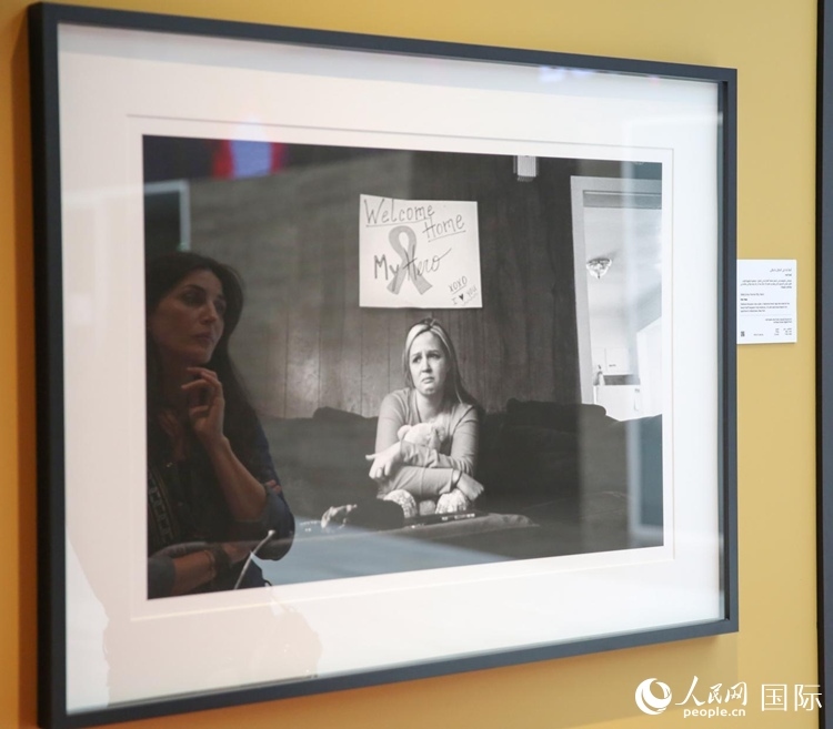 一名觀眾在觀賞攝影作品。人民網塔里克·易卜拉欣攝