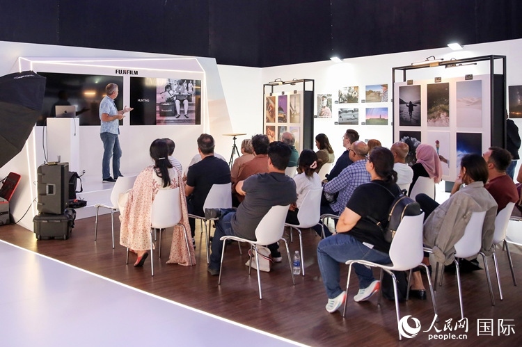 觀眾在參加攝影講座。人民網塔里克·易卜拉欣攝