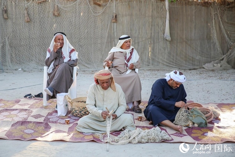 漁民演示制作漁網(wǎng)。人民網(wǎng) 塔里克·易卜拉欣攝