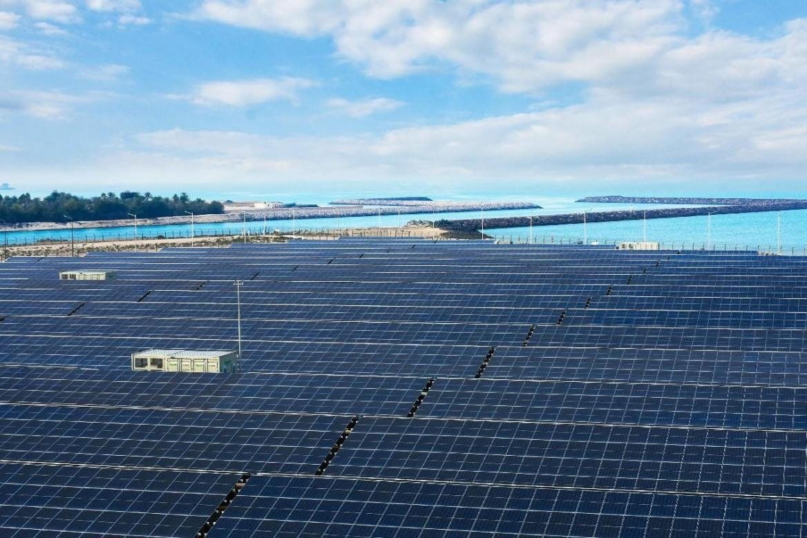 項(xiàng)目廣泛采用光伏補(bǔ)償發(fā)電系統(tǒng)，降低能源消耗。山東電建三公司供圖