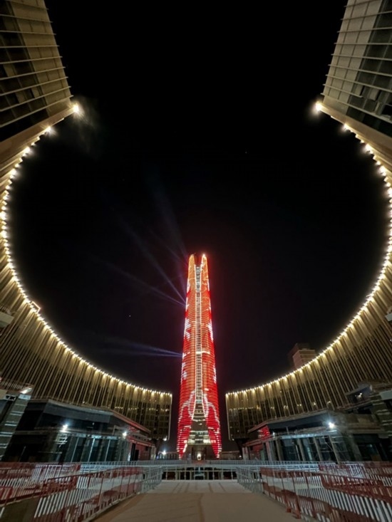  2024年2月9日，埃及開羅以東建設中的埃及新行政首都中央商務區(qū)項目上演燈光秀，迎接龍年春節(jié)。新華社發(fā)（黎炳宏攝）