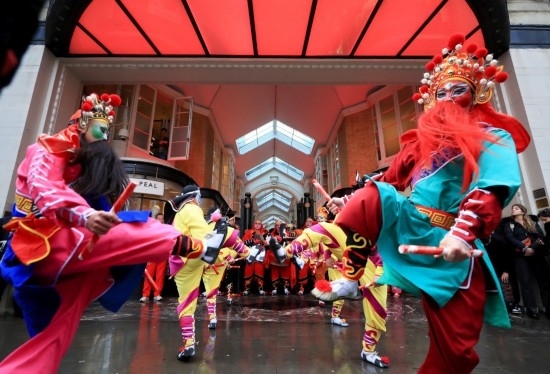  2024年2月10日，來自廣東普寧的英歌舞團演員在英國倫敦伯靈頓拱廊街表演英歌舞。新華社記者 李穎 攝