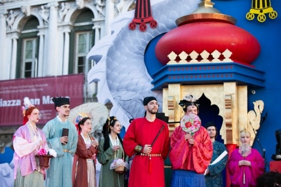  2024年2月13日，在意大利威尼斯，志愿者身著漢服進行表演。新華社記者 李京 攝