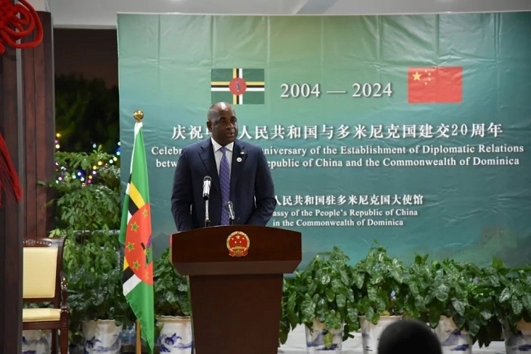 多米尼克總理斯凱里特在中多建交20周年招待會上致辭。中國駐多米尼克大使館供圖