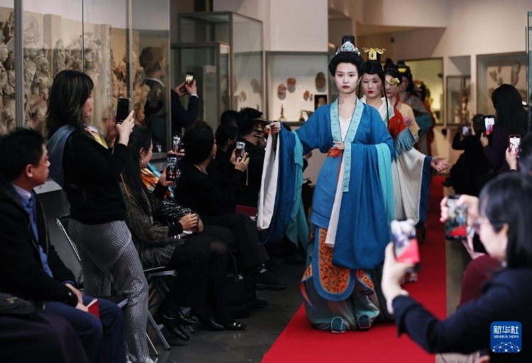 3月13日，在位于法國巴黎的吉美國立亞洲藝術博物館，模特展示敦煌復原服飾。新華社記者 高靜 攝